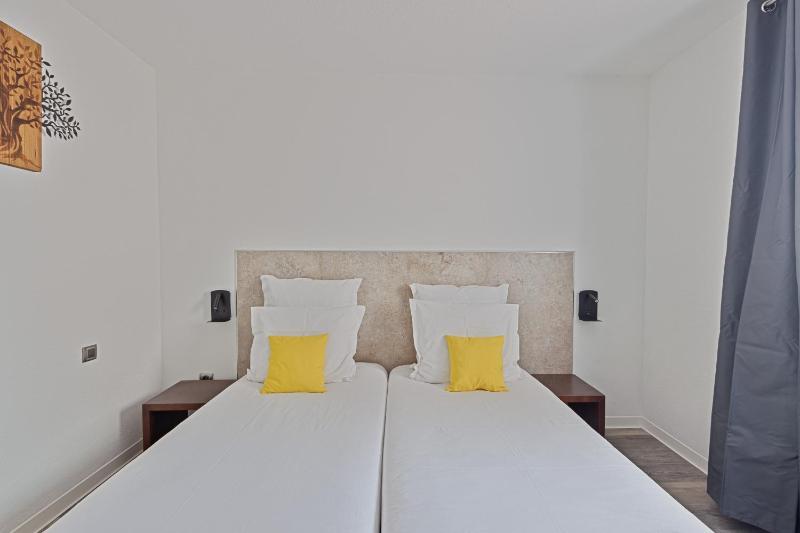 Standard Twin Room image 3