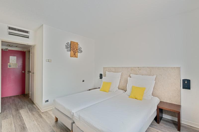 Standard Twin Room image 1