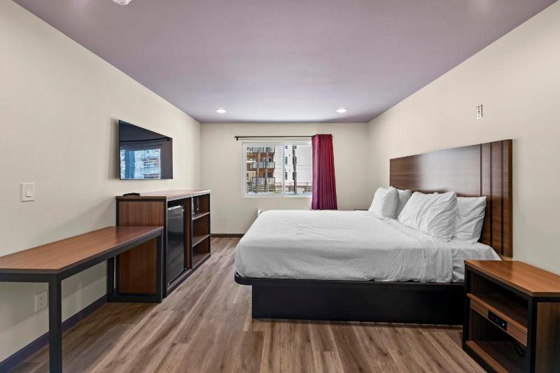 King Room with Two King Beds image 1