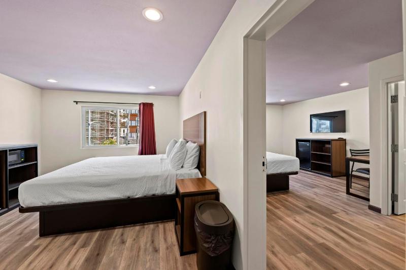 King Room with Two King Beds image 2
