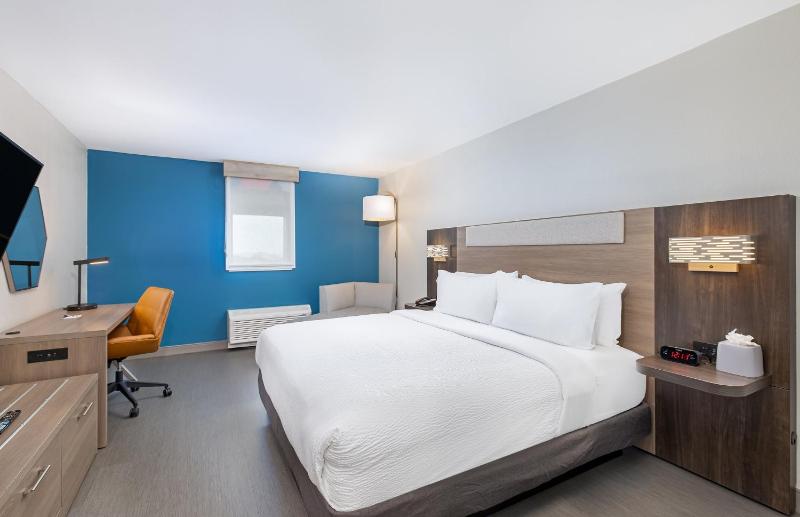 Standard King Room image 2