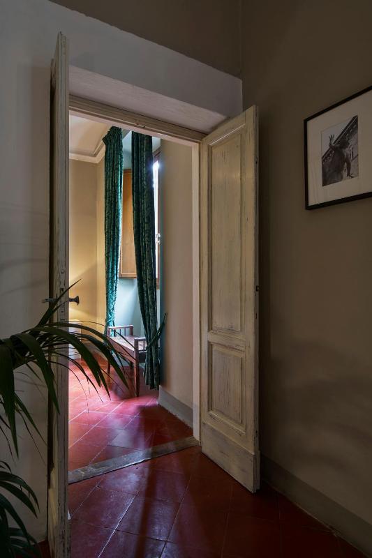 Charming & Authentic 1BR in Florence Historic Center Near the Duomo - image 2