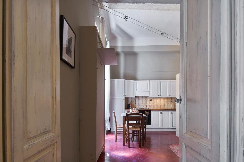 Charming & Authentic 1BR in Florence Historic Center Near the Duomo - image 7