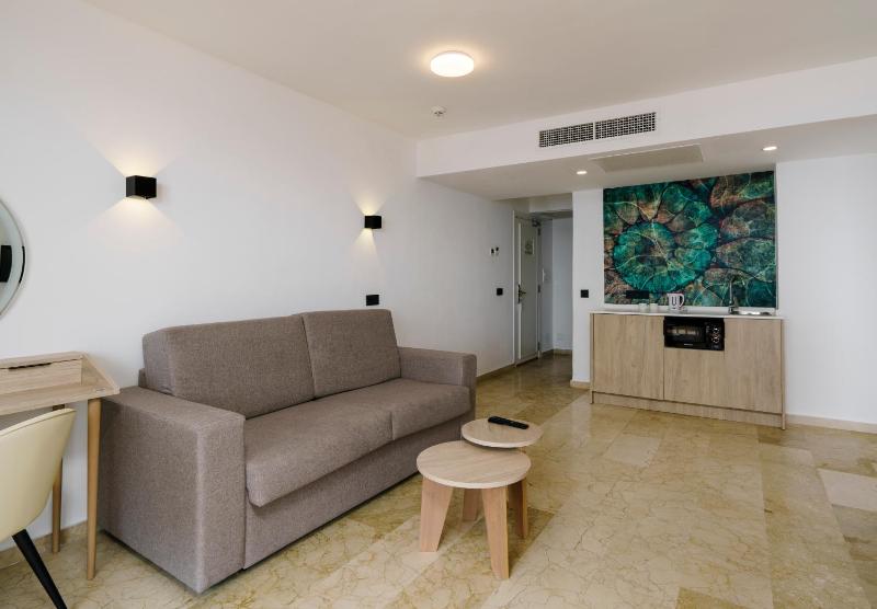 Suite 2 bedrooms image 4