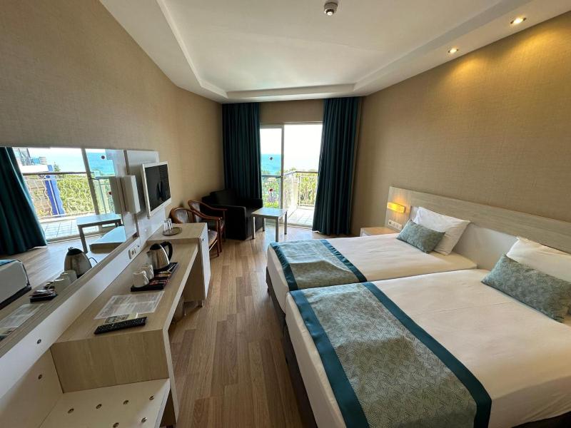 Double Room with Balcony and Sea View image 1
