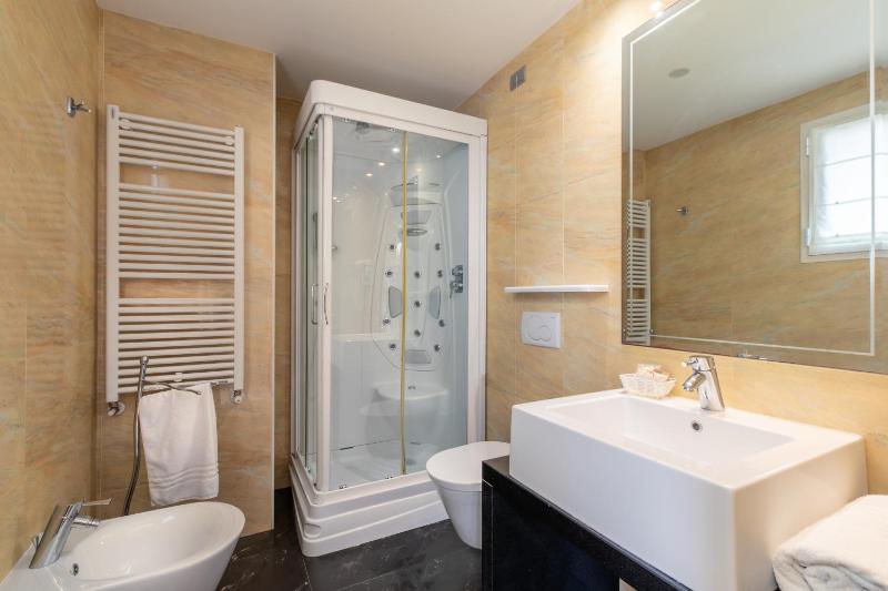 Single Room image 4