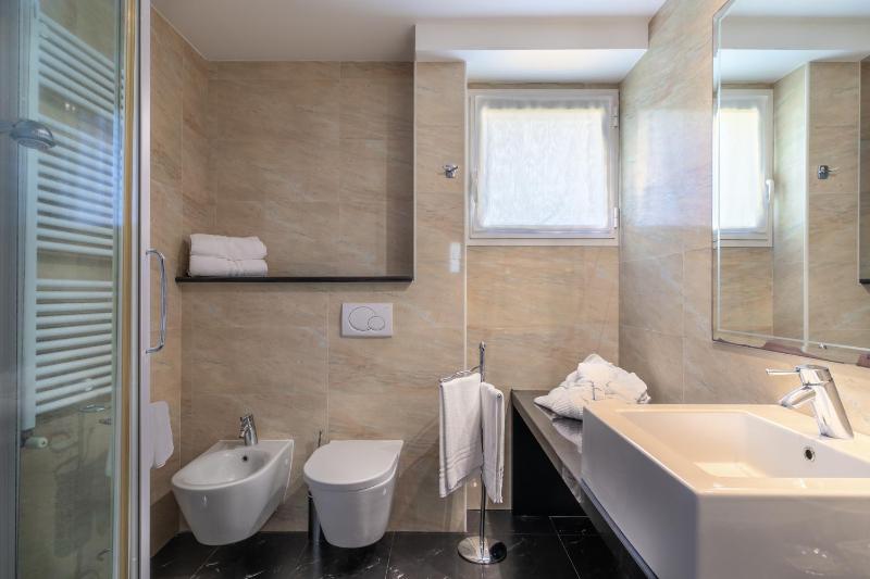 Double Room image 3