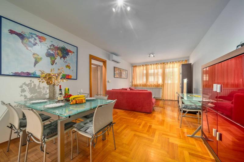 Cityscape Comfort Apartment With Garage - Happy Rentals - image 1