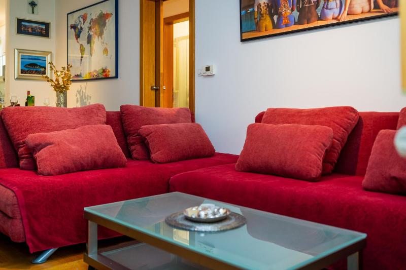Cityscape Comfort Apartment With Garage - Happy Rentals - image 9