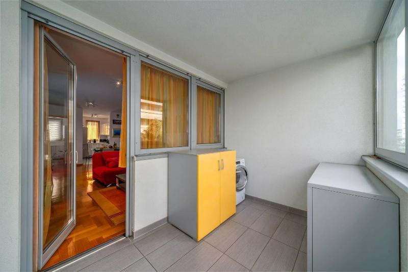 Cityscape Comfort Apartment With Garage - Happy Rentals - image 2