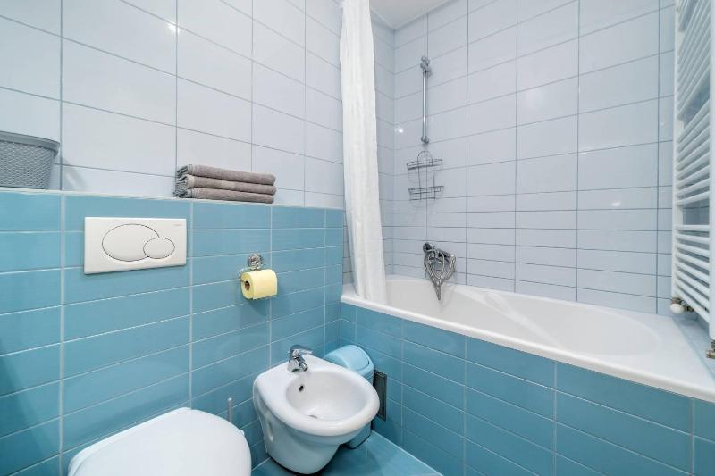 Cityscape Comfort Apartment With Garage - Happy Rentals - image 3