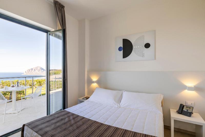 Double Room with Garden View image 2