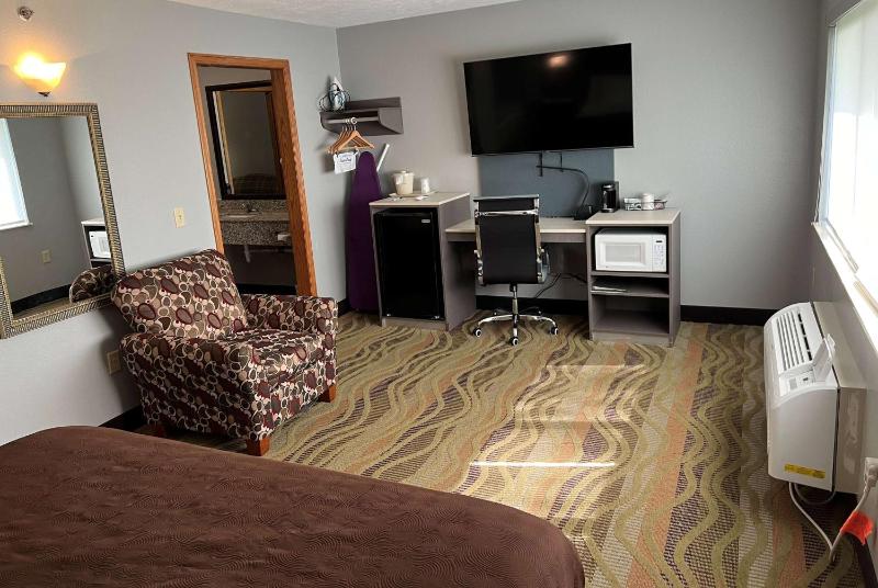 Deluxe King Suite - Non-Smoking image 1