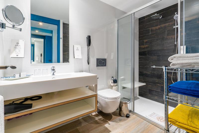 Superior Twin Room image 3