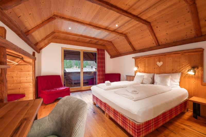 Double or Twin Room with Balcony and Mountain View image 2