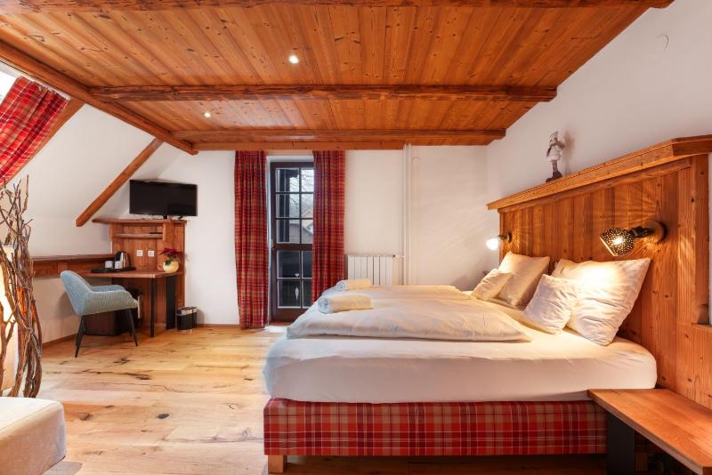 Double or Twin Room with Balcony and Mountain View image 1