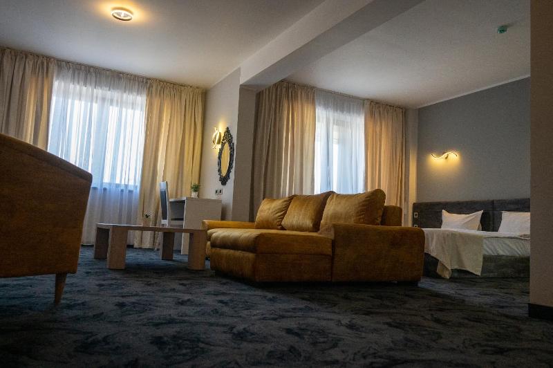 Deluxe One-Bedroom Apartment image 2