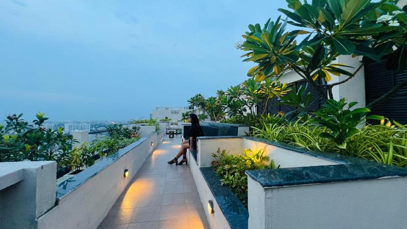 BluO Stylish 2BHK New Town Rajarhat - Skyline View Condo - image 2