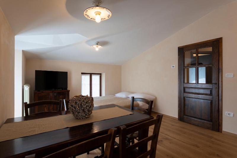 One-Bedroom Apartment image 1