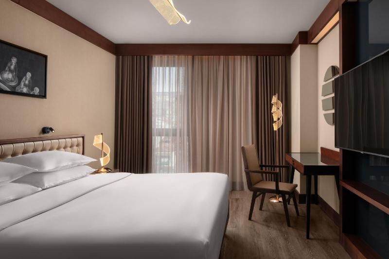 Deluxe King Room image 1