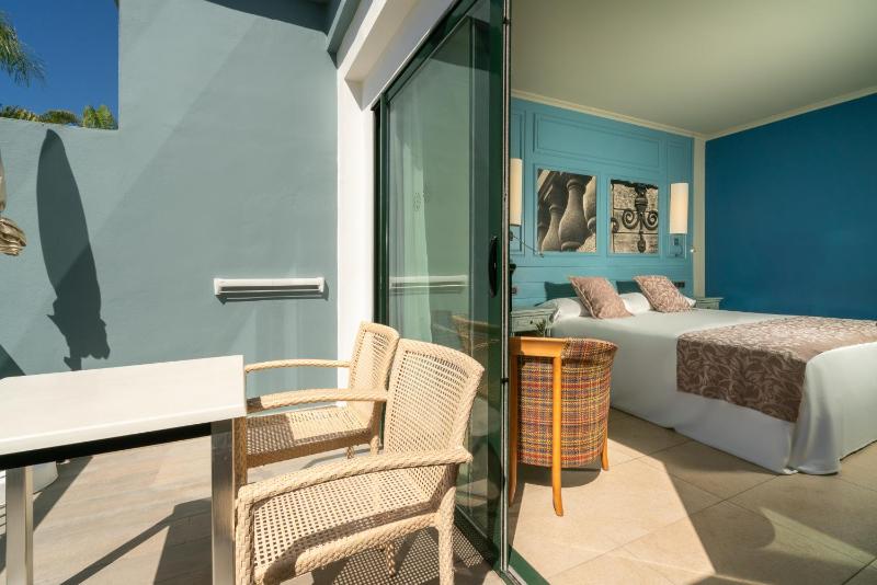 Superior Twin Room image 2