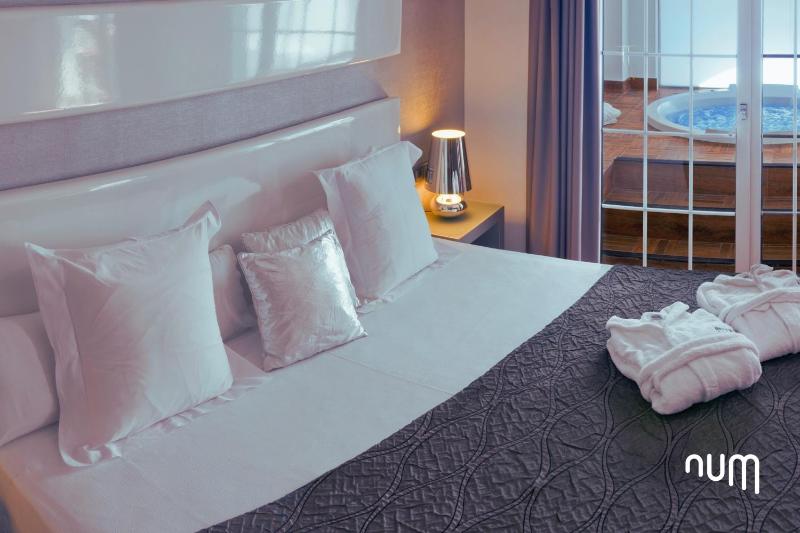King Suite with Spa Bath image 2