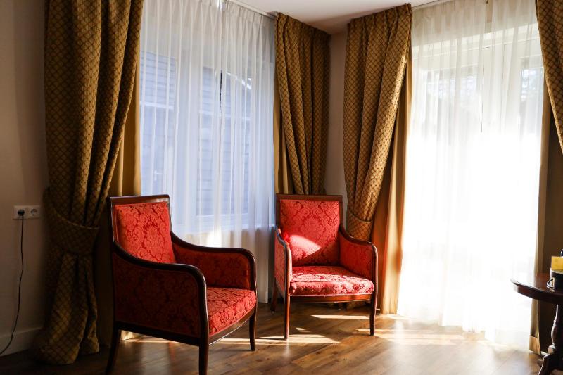 Deluxe Double Room with Bath image 3