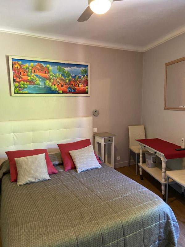 Economy Double Room image 4