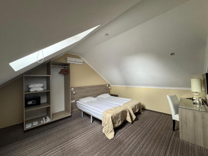 Double or Twin Room image 4