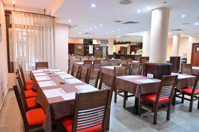 One-Bedroom Apartment with Terrace (3 Adults) image 4