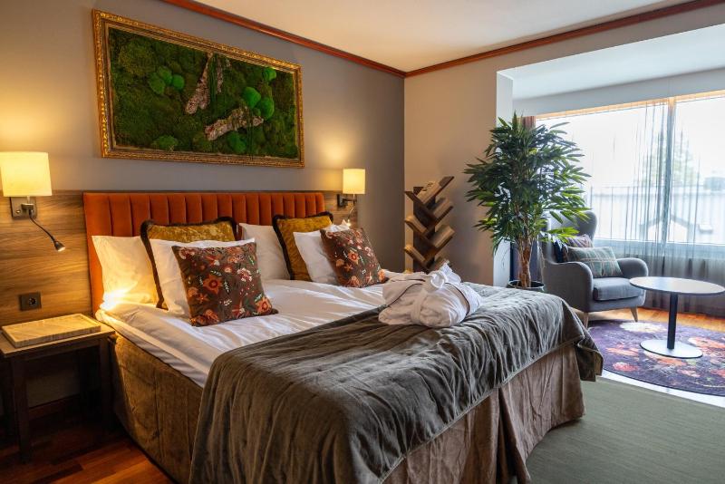 Superior King Room image 3