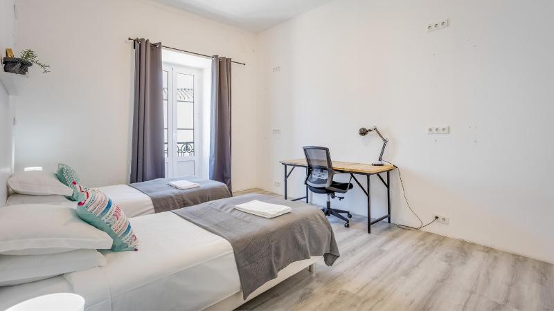 Single Room with Shared Bathroom image 4