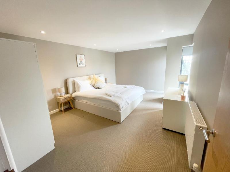 Westcliff Penthouse with Sea Views and Balcony - image 7