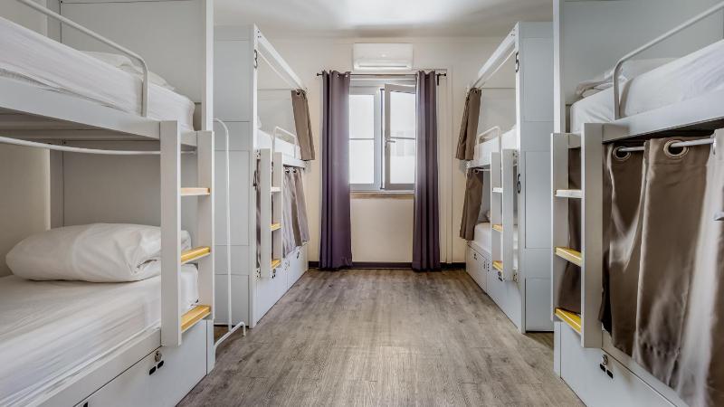 Bed in 8-Bed Mixed Dormitory Room image 1