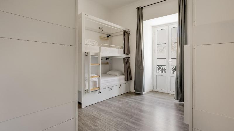 Bed in 6-Bed Mixed Dormitory Room image 1