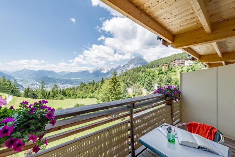 Deluxe Double Room with Balcony image 4