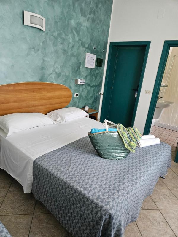 Double Room image 3