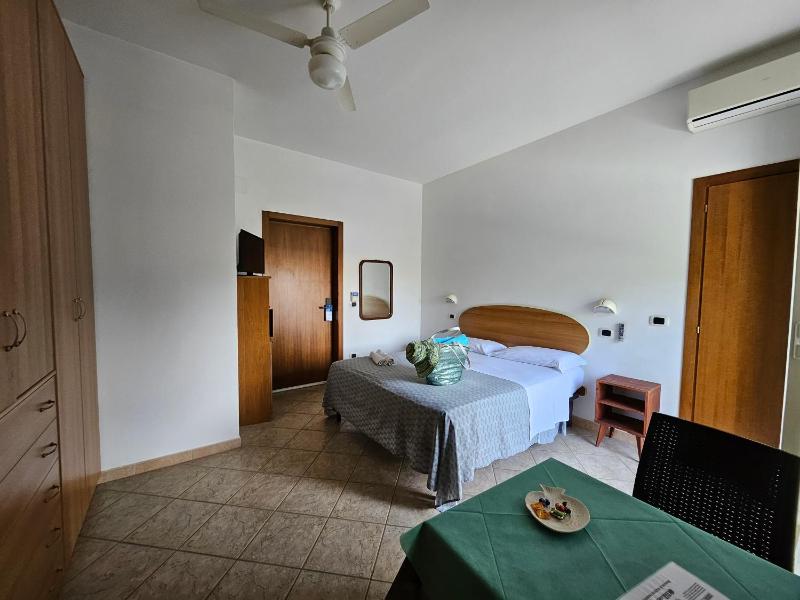 Double Room image 2