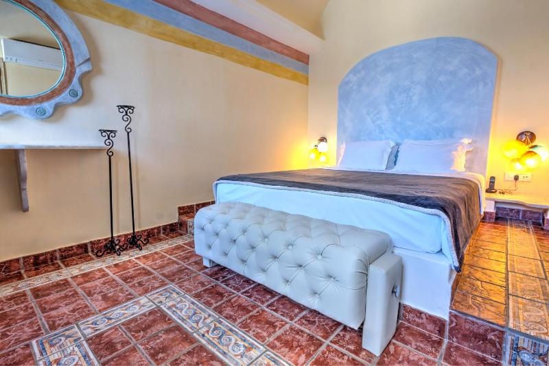 Honeymoon Suite with Spa Bath and Caldera View image 3