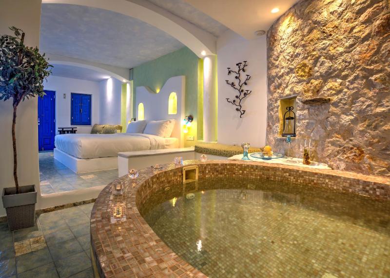 Honeymoon Suite with Spa Bath and Caldera View image 1