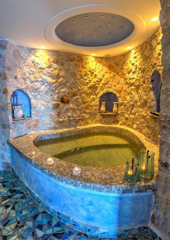 Senior Suite with Spa Bath and Caldera View image 4