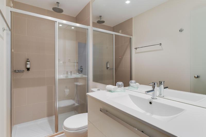 Twin Room image 3