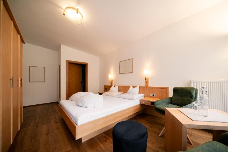 Classic Double Room image 3