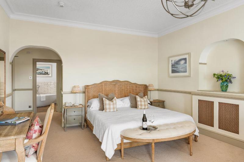 Deluxe Suite Bay Room image 4