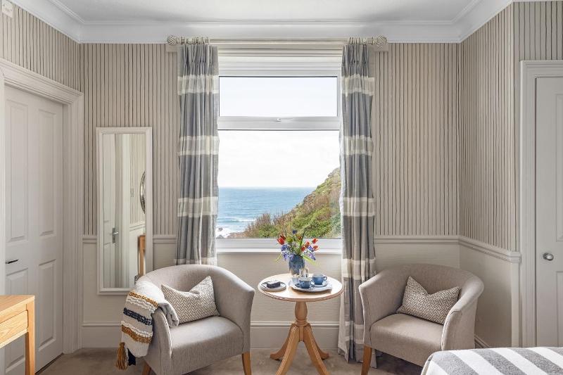 Classic Double Room with Sea View image 4