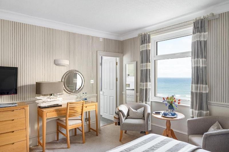 Classic Double Room with Sea View image 3