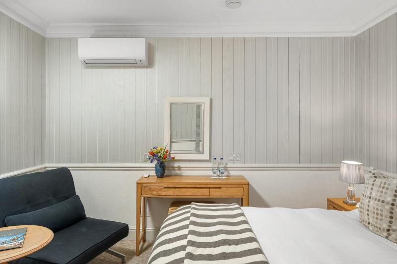 Executive Sun Pipe Double Room image 4