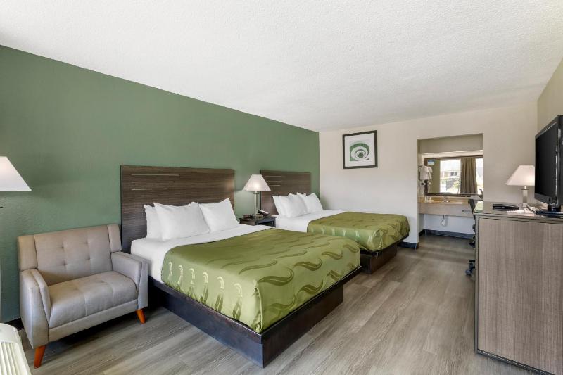 Queen Suite with Two Queen Beds and Sofa Bed - Non Smoking image 4