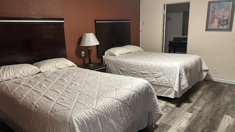 Queen Room with Two Queen Beds - Non-Smoking image 2