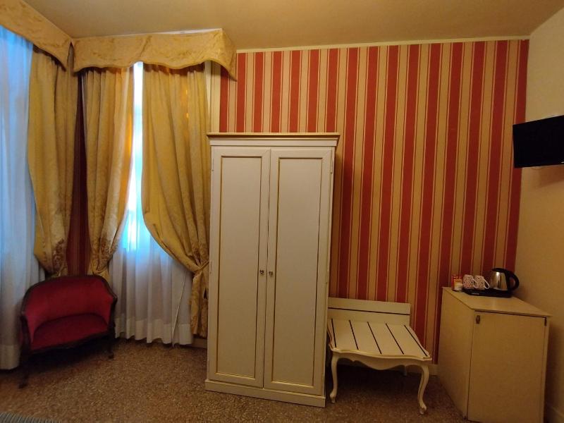 Double Room with Canal View and Private Bathroom image 4